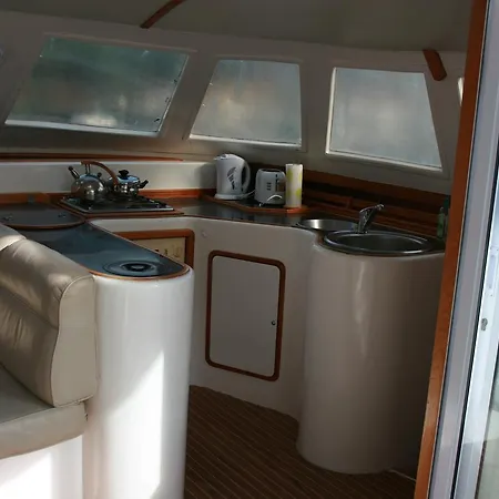 On Y Va Sailing Ботель *